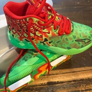 La melo puma  Kids Athletic Shoes size 5